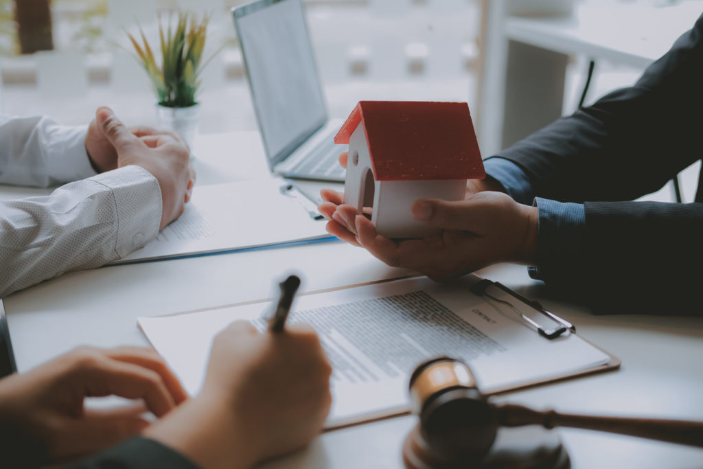 Lawyer,Insurance,Broker,Consulting,Giving,Legal,Advice,To,Couple,Customer
